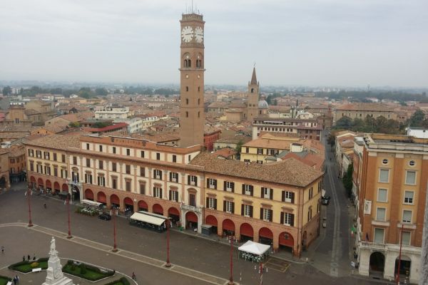 Piazza Saffi di Forlì con il Palazzo Comunale e la Torre Civica